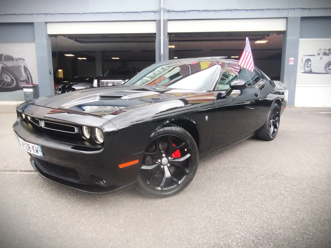 Dodge Challenger SXT vue de trois quart avant